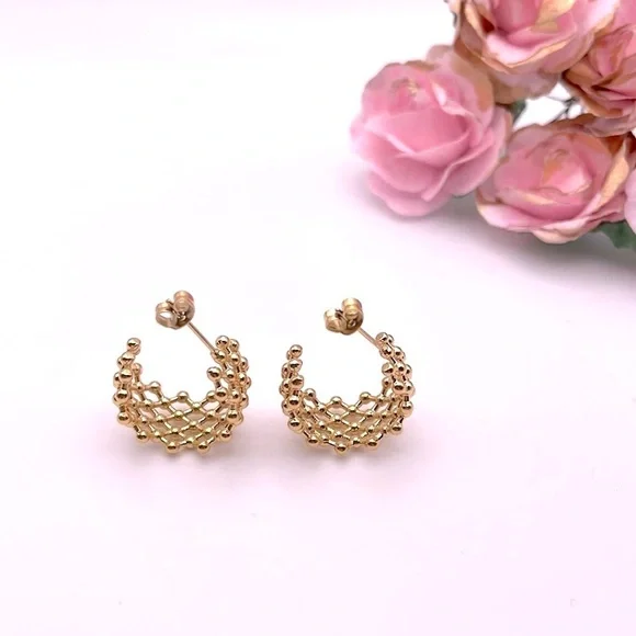 18k Gold Plated Grid C-Shape Hoop Earrings - Picture 2 of 8